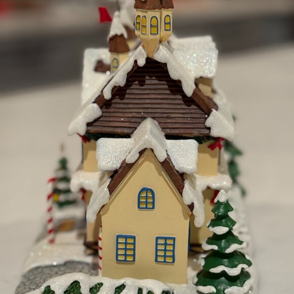 Hawthorne Village - "Santa & Mrs Claus's Castle" Piece - Picture 3 of 8